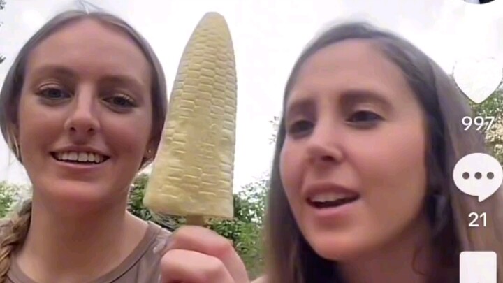 สาวสวยต่างประเทศรีวิวไอศกรีมข้าวโพดและถั่วเขียวของจีนบน TikTok