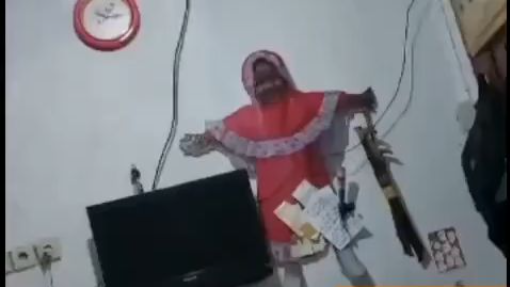 Sebuah video yang memperlihatkan penampakan sosok menyerupai seorang bocah