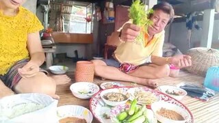 ลวกดอกกระเจียวกินกับป่น