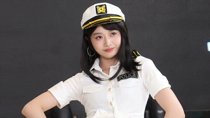 Just tell me, isn’t this female driver cute?