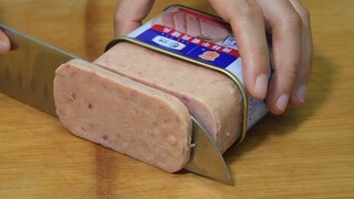This is the correct way to open luncheon meat. It is simple and convenient. No wonder I couldn’t ope