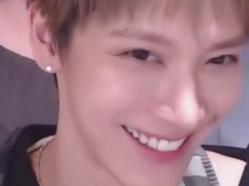 تحديث جديد لمعركة التوقيع بين لي يونغ تشين ومشجعيه الذكور من تايلاند.. هذه الحلقة بنظام الرد والرد ا