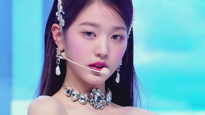 IVE menampilkan panggung pertama untuk lagu comeback terbaru mereka, Love Dive.