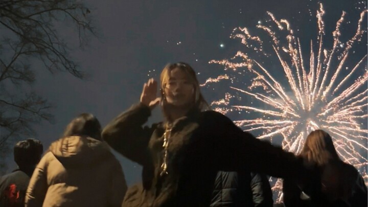 A stage that belongs only to me under the New Year fireworks - Left Right