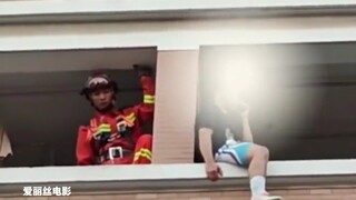 Bocah dari Hangzhou duduk di balkon dengan emosi yang sangat terganggu; petugas pemadam kebakaran pu