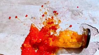 Khoảnh khắc giải tỏa áp lực bằng cách lăn chai xuống cầu thang