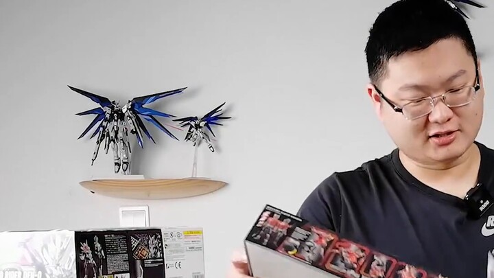 A guy spent 2,000 yuan to buy a Kamen Rider lucky bag! He actually got these...