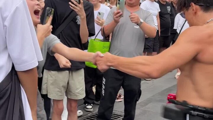 “文明其精神，野蛮其体魄 ”小姐姐被乌鸦哥牵手了开心的尖叫#乌鸦哥#张耀扬 #高难度动作 #街头健身