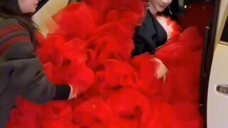 黄奕的红色蛋糕裙塞了整整一车！都快走不动道了，这体量也有点夸张了