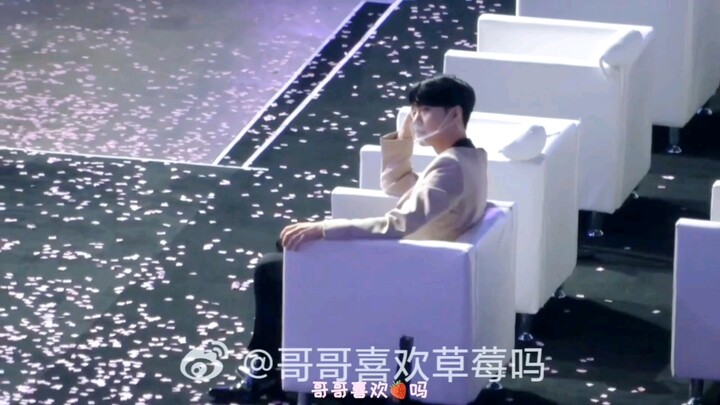 【张艺兴】【时代少年团】暖心张PD再次为时代少年团竖起拇指，温柔鼓励后辈