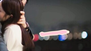 คุณสองคนกอดกันแน่นใต้โคมไฟถนนเป็นเพียงการสนับสนุนและความรอดของกันและกัน