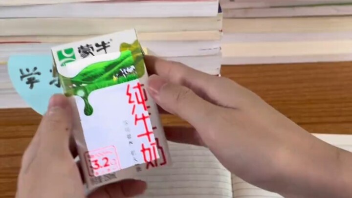 المعلّم: هذا الصبي يحدّق في علبة الحليب منذ ساعتين!