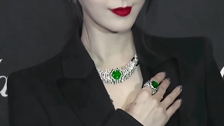 After seeing her, I felt that emerald was no longer old-fashioned.