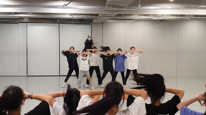Girls' practice room cover of EVERGLOW's latest comeback song (LA DI DA FULL)