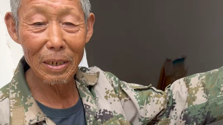 Pretending to be an antique collector, Shimura buys antiques—let’s see how the old man in the countr