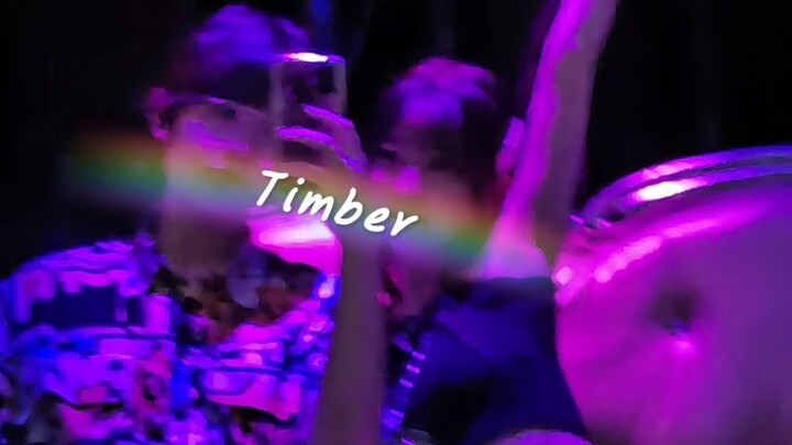 Cặp đôi sang trọng trong cỗ máy nhảy "Timber" có góc nhìn kép.