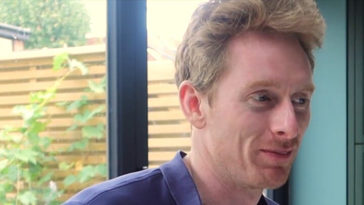 Suamiku mengajakku naik roller coaster dan aku muntah.