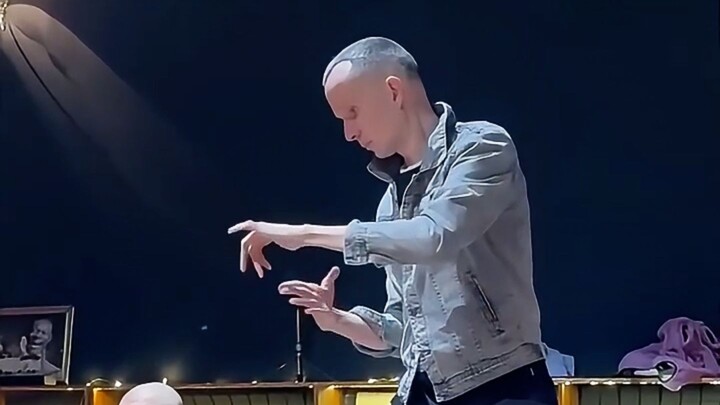 I never saw this coming! This popping master’s fingers are unbelievably flexible!