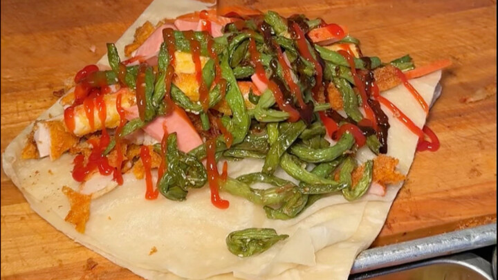 Bánh mì đặc sản Hà Bắc kẹp gà chiên giòn – phải công nhận là ngon thật!