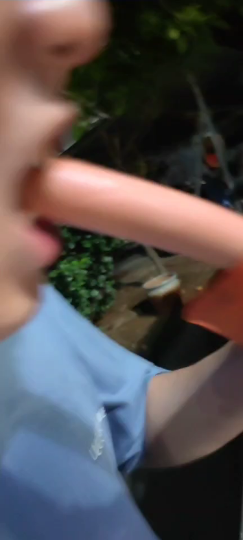 Saat jalan-jalan, aku bertemu seekor anjing yang terlihat sangat lapar, jadi aku beli satu batang so