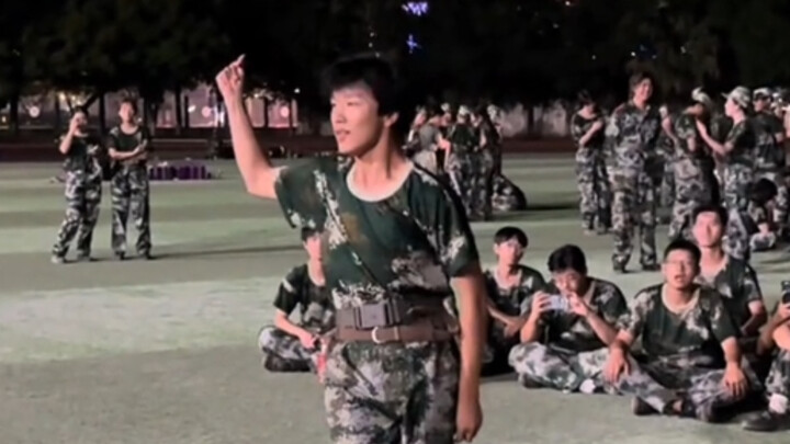 Cẩu Minh Duệ: Cẩu Đen biểu diễn tài năng trong kỳ huấn luyện quân sự, gào thét bài "Growl"