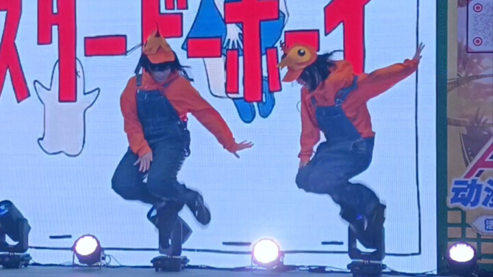 [Prison Bus] Shrimp-Head Soda Guy & Girl Both Hit the Telecaster B-Boy Moves!