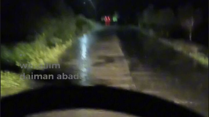 suasana di jalan malam hari saat hujan