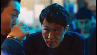 พี่ใหญ่เห็นว่าอีกฝั่งคนน้อยขนาดนี้ เลยขี้เกียจใช้อาวุธ   ใข้มือก็พอ