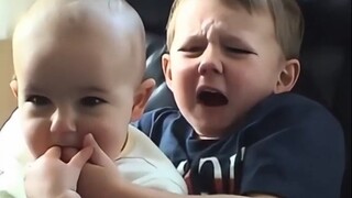 世界名画——《查理你咬疼我了》