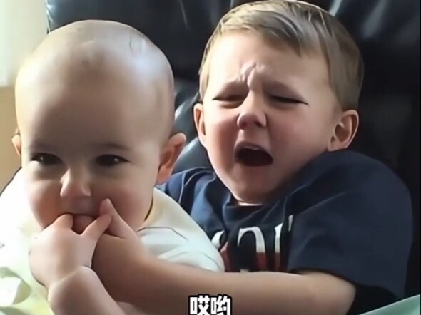 世界名画——《查理你咬疼我了》