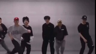 【StrayKids】ท่าเต้นทดลองง่ายๆ และเวอร์ชั่นสุดท้ายบนหน้าจอเดียวกัน