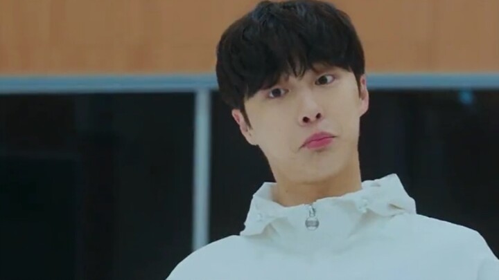 It's so sweet that the male and female protagonists are running towards each other.