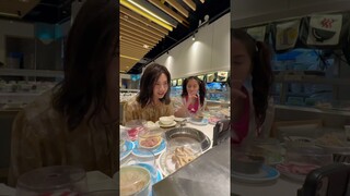 Bé Tín Nguyễn đi ăn buffet với mẹ mà sao bơ con vậy