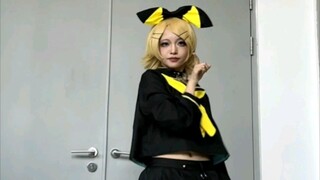 ฉันตื่นขึ้นมาและเห็น Kagamine Rin เต้นรำเพลง Run for Roses
