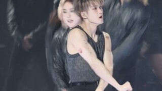 檀健次北京演唱会dance on me,这胳膊肌肉感觉比上海演唱会要大两倍(„ಡωಡ„)大哥是不是又偷偷练了～