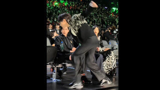 أخيرًا، تشن يي سقط بحذر شديد... على الأرض...