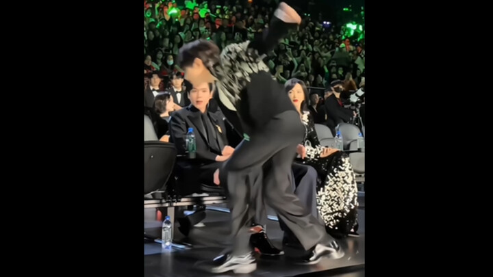 Cheng Yi akhirnya tetap saja, dengan hati-hati... terjatuh di tempat datar...