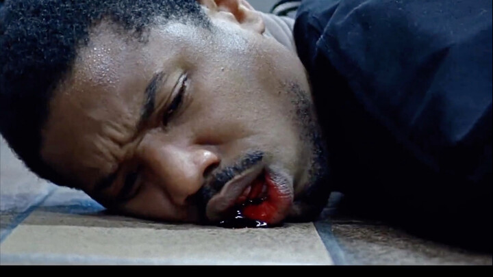 一群黑人在地铁上殴打白人，下一秒就被警察开枪击毙