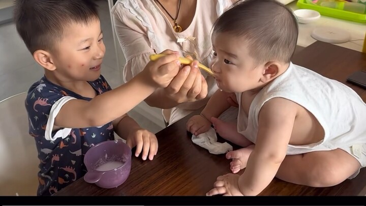 Điển Điển: Đến lượt mình gọi suất bánh bá nhỏ rồi hả?!