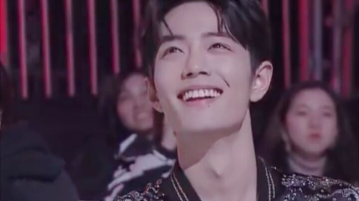 [Xiao Zhan] When he gave up the camera and bowed to the Red Sea, I knew Xiao Zhan deserved love and 