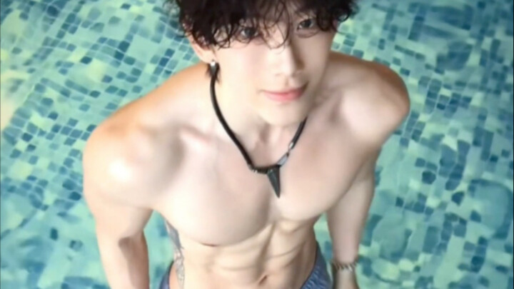 182 Pale Skin Curly Hair | Contrast