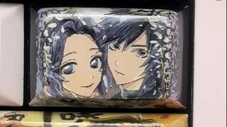 He stretched out both hands and caught the butterfly flying toward him.