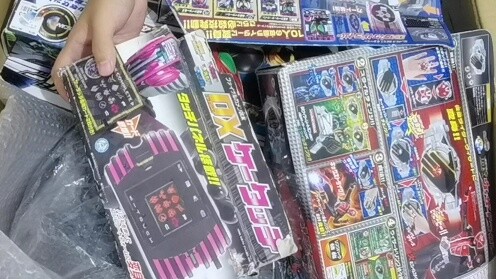 I got a lot of good stuff today, a huge box of Kamen Rider groceries unboxed~