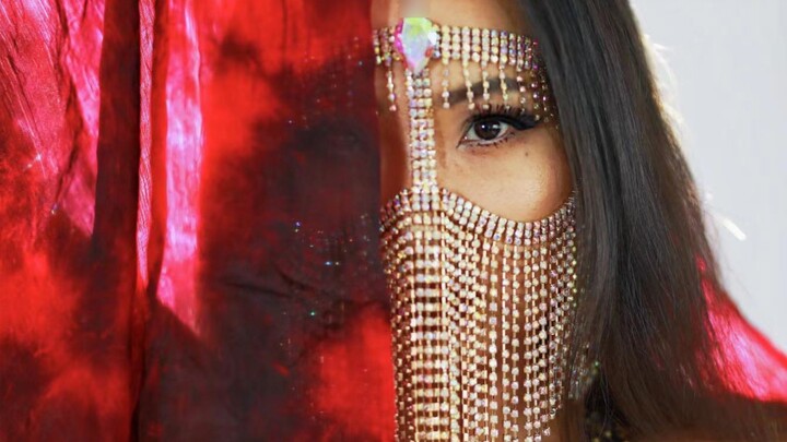 อย่าเบื่อที่จะดูทักษะการเต้นรำหน้าท้องที่ควบคุมร่างกายได้อย่างสมบูรณ์แบบ ความมั่นใจคือป้ายกำกับของฉั