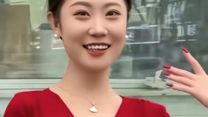Cô chủ xinh đẹp đang nhảy múa