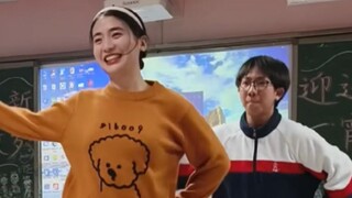 Nhảy múa Tịnh Độ cùng học sinh trong tiệc đêm giao thừa