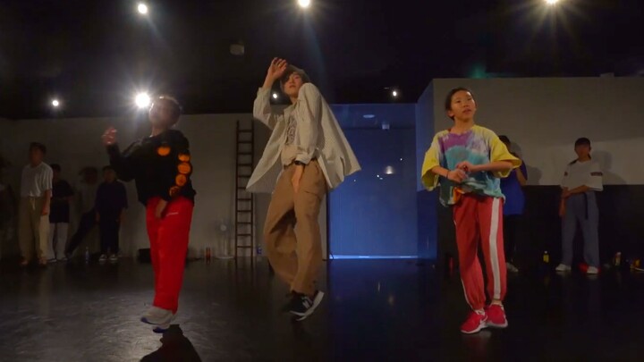 【ซันโตะ】สตูดิโอเต้น En | ตรงที่กล้องถ่ายไม่เห็น ครูอุโนะกำลังเคาะจังหวะให้นักเรียนอย่างมีความสุข