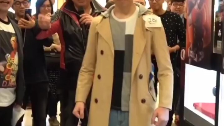 A Japanese guy transformed into all the main riders of the Heisei era at once, looking so cool!