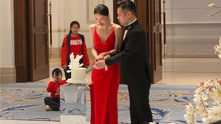 A wedding singing performance worthy of a female celebrity