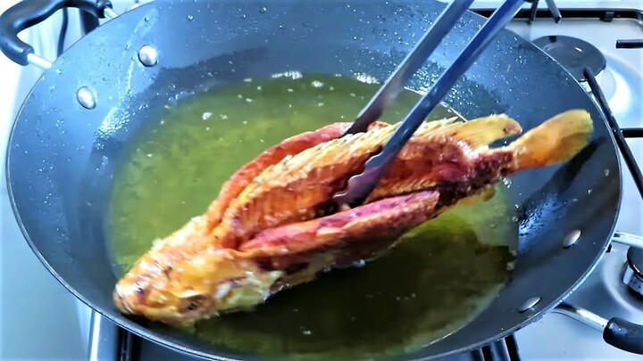 Menggoreng ikan yang unik mujair nila (Tilapia) crispy sambal terasi, ala sunda